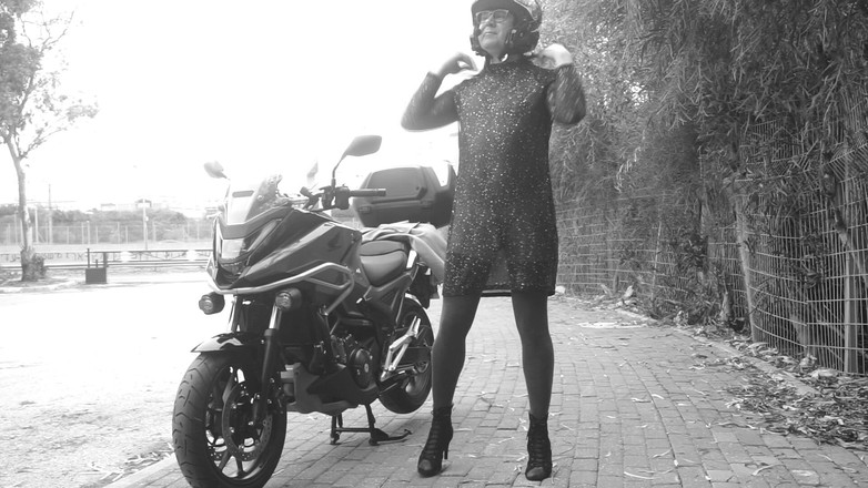 Voyager: Geçen her araba, şeffaf elbisesinin altında penisinin titrediğini gördü.