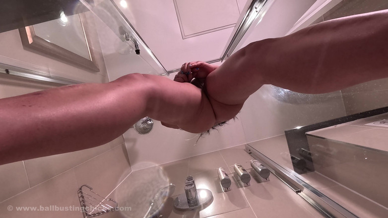 PeeFetish: Kompilasi video mandi emas pov