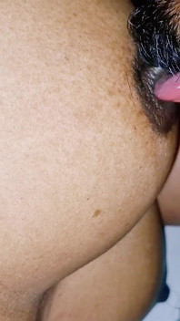 Mẹ kế tận hưởng việc cho ăn