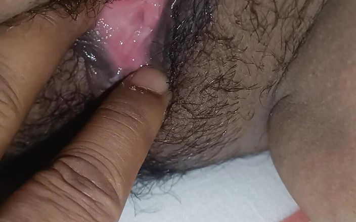 Dipon: 在家里用手指和 brinjal 操逼