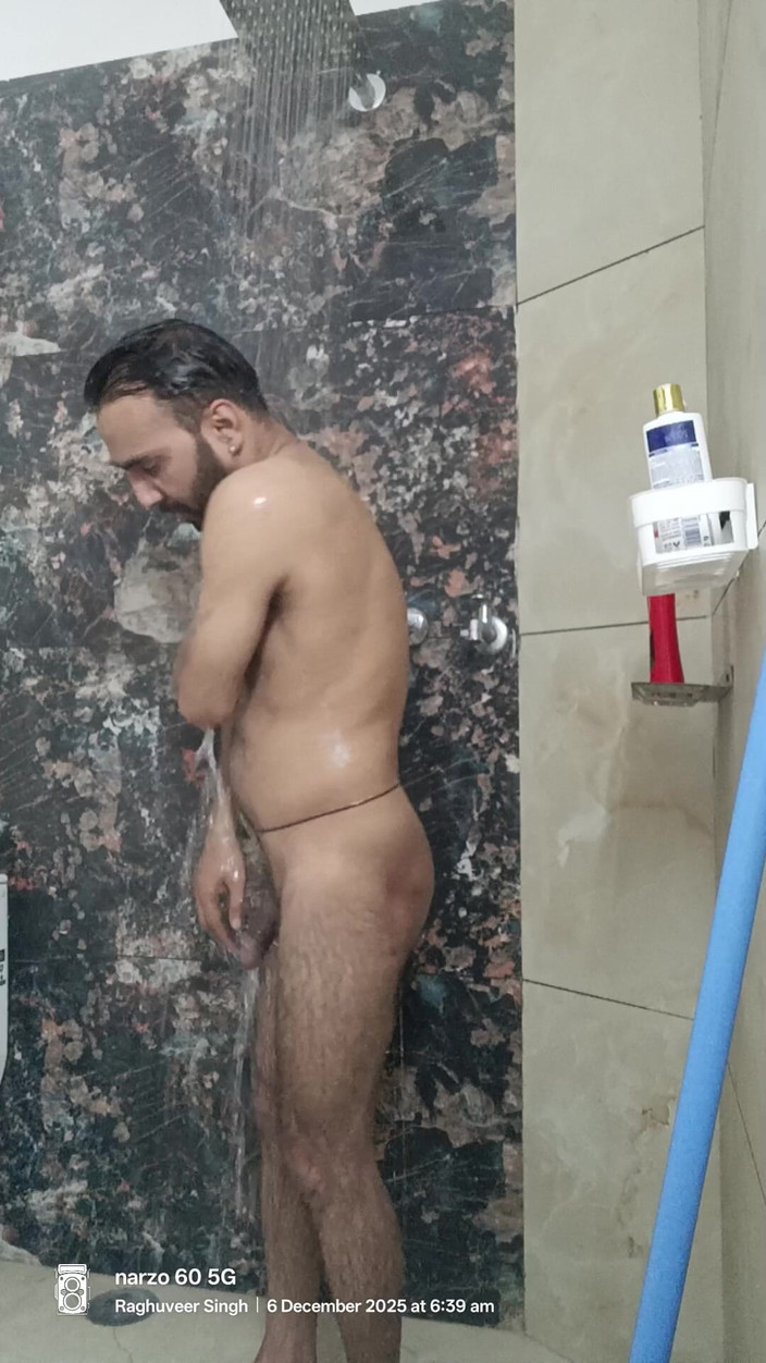 Rajasthani-old-lover: Indický policista ve sprše