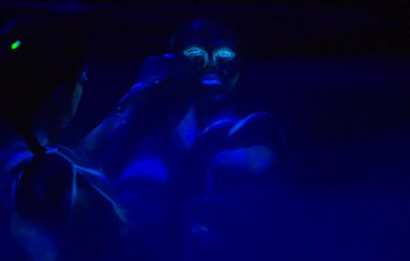 Radical Lesbian: ragazze con vernice per il corpo fluorescente.
