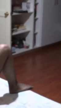 O înregistrez pe sora soției mele masturbându-se în timp ce urmărește filme porno