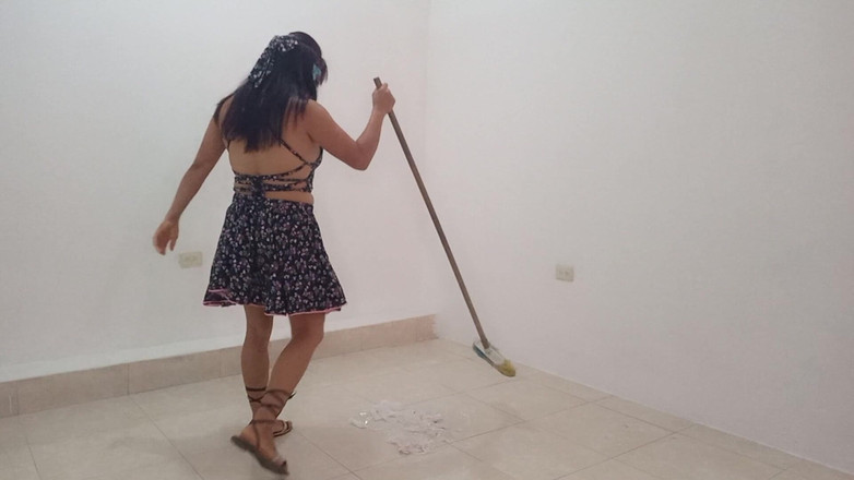 Martin13: Nhân viên nói chuyện với bạn của cô ấy trong một...