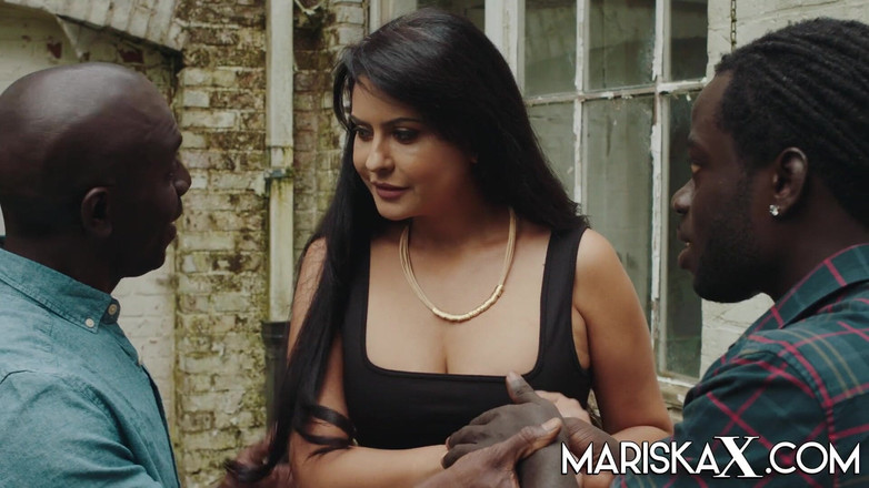 Mariska x: Mariska buitenshuis geneukt door grote zwarte lul