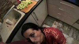 Roșcată și auriu joc în bucătărie - lovituri, muie, pe la spate și orgasm intens 298