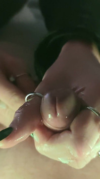 Cewek sange ini lagi asik ngocok kontol sampai dicrot di dalam - pov