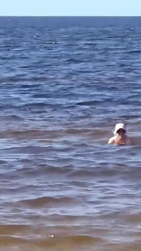 Ibu tiri lucu berseronok di pantai dengan lelaki muda