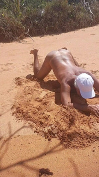Ladysilva nue sur la plage viens baiser mon cul bronzé sexy