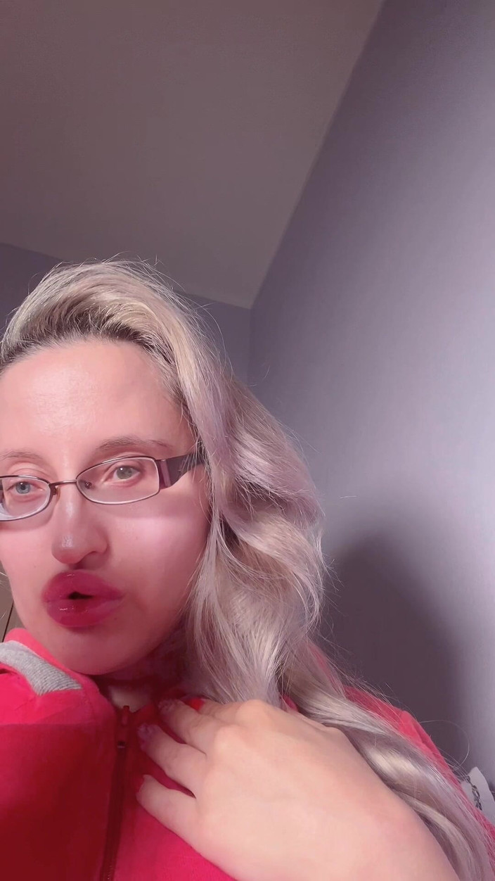 FinDom Goaldigger: Bimbo rossetto rosso catturato