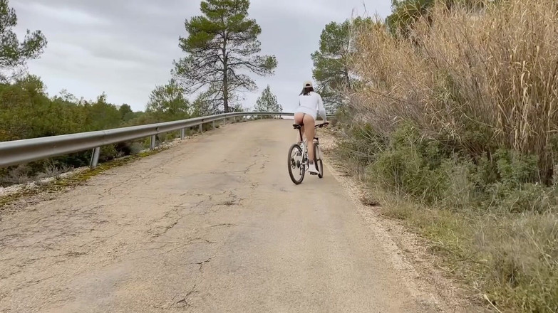 Lissa Brown: Chevaucher un gode sur un vélo + pipi