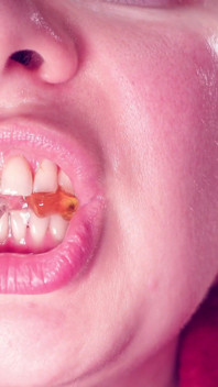 Asmr: Essen von Jelly Teddybears Candies. Kauen. MundNahaufnahme.