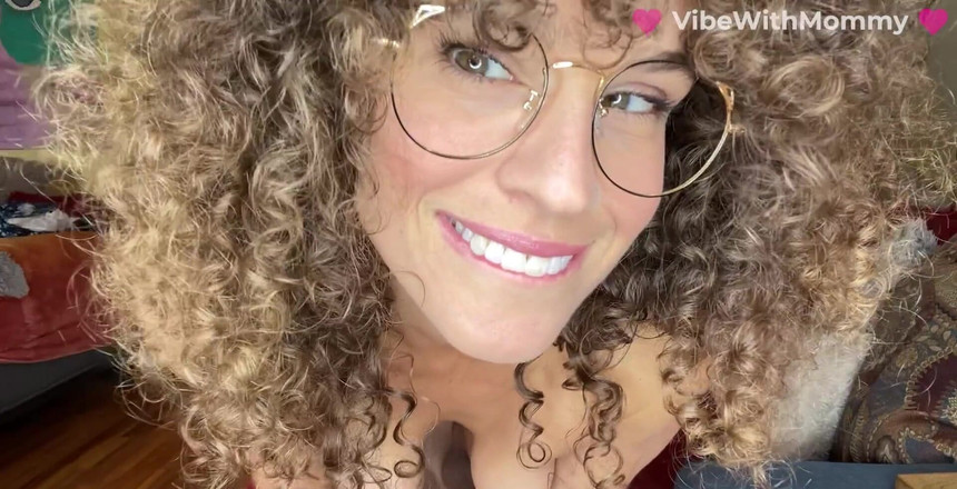 VibeWithMommy: Ibu tiri mesum ini ngajarin kamu cara ngentot kontolku!