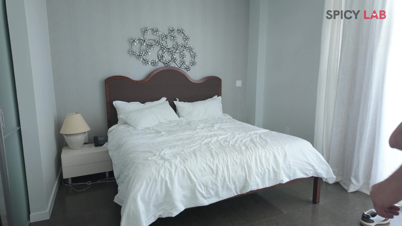 Spicy Lab Production: Di balik layar dengan agen real estat seksi