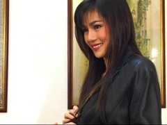 Asian Cuntz: Elle s'embrasse sur tout le corps