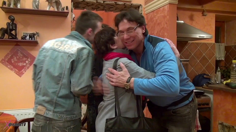 XdreamsTV: În casa mea - Raiul bunicuței - băieți tineri îmi fut pizda bunicuței