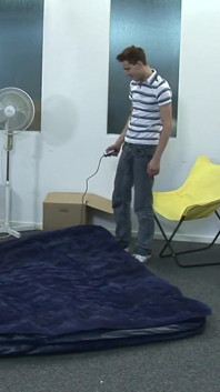 Exkluzivní video bez sedla: Sexy pár nadržených chlapů má rád anální sex