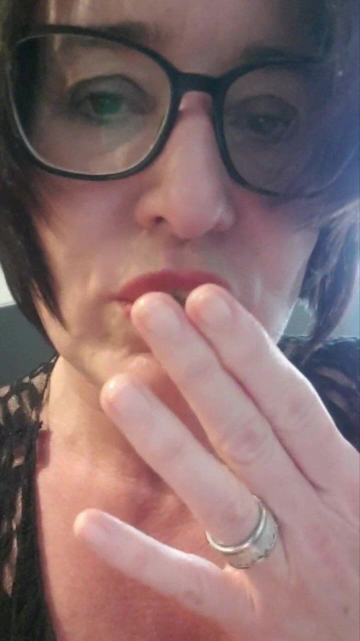 JulieEroticDress: Julie Prolaps Uygular