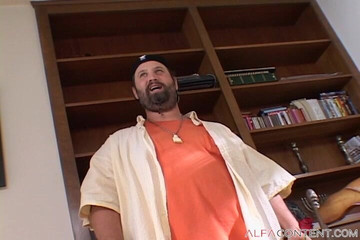 Camel toe girls: Prsatá brunetka děvka má zničenou drobnou kundičku