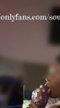 Cowok ini lagi asik nyepong kontolnya sambil nonton film yang aku tonton