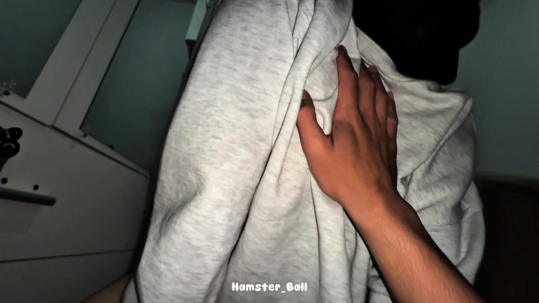 Hamster_Ball: Model melayu berhijab mencoba kontol fotografernya