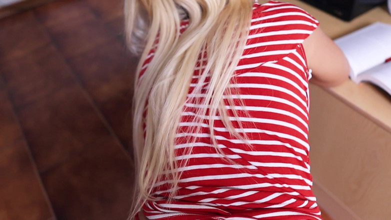 Chokobanana: Chị kế, missy giúp tôi với quần đùi của tôi (bất ngờ)