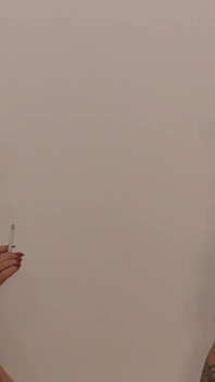 April Paisley y Catalia - amantes lesbianas fumando