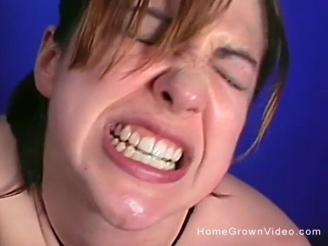 Homegrown Video: Kitty Sybian tarafından sikilirken emiyor
