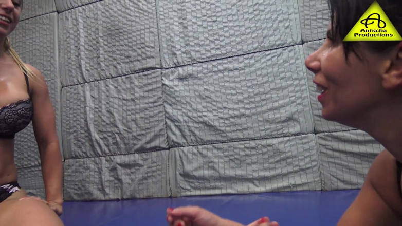 NM fetish wrestling videos by Princess Nikki: Dwie zacięte dziewczyny popisają się, zanim brunetka przypieczętuje to z...