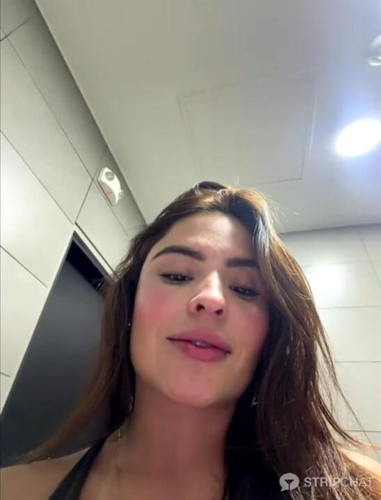 Milf Latina: I Like to Show My Vagina at the Gym in...