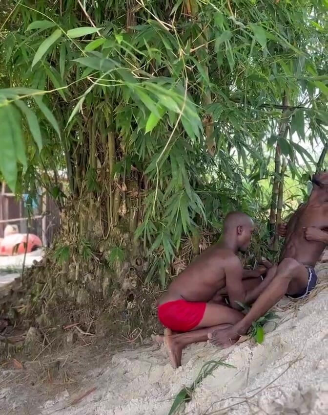 Purplecum: Knullade honom vid floden