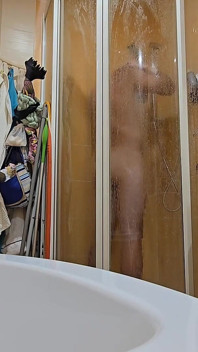 Temanku mengizinkan aku mandi di kamar mandinya. Dia tidak tahu bahwa aku merekam diriku sendiri melakukannya.