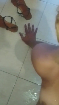 Sikanie w usta dziewczyny.