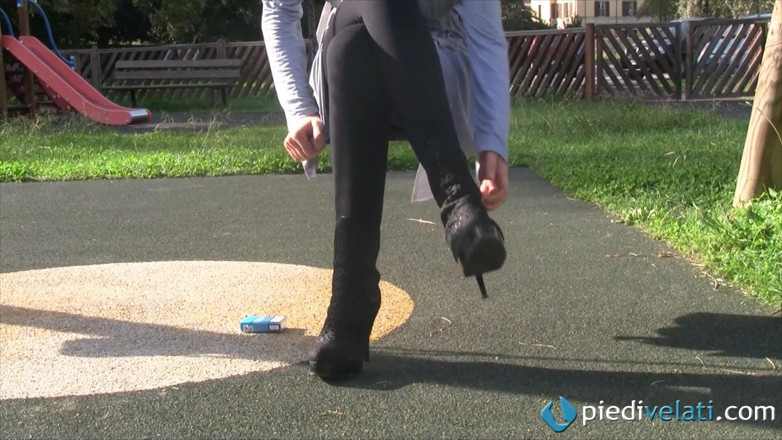 Foot Fetish HD: クリステル、かわいいブロンドは葉巻を吸い、彼女の足で遊ぶ