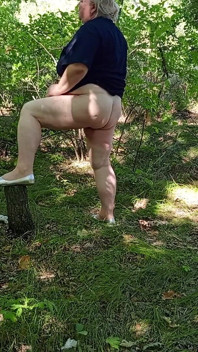 Mẹ kế trong công viên thủ dâm âm hộ của mình để phun nước mạnh mẽ