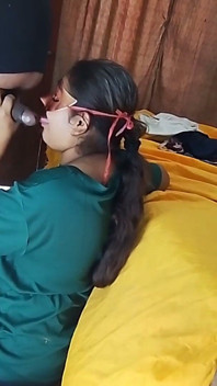 Chica universitaria quiere lamer su polla toda la noche en el hotel