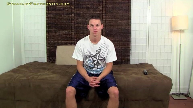 Straight Fraternity: Yaraklı genç üvey baba mastürbasyon yapıyor