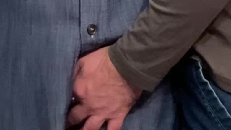 PriyaNaavya: Old Perv se dotýká malé kundičky v metru