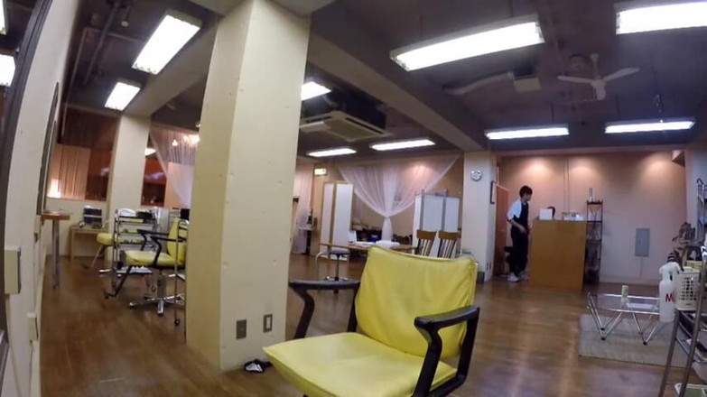 CherryBONBON: Un salon unde ochii tăi continuă să se întâlnească cu el,...