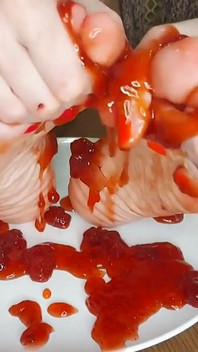 leccare la marmellata dai piedi. video senza censura