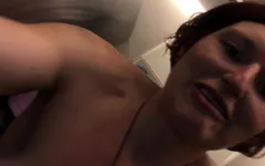 Mi spoglio nudo in aeroporto prima di pisciare sul mio telefono