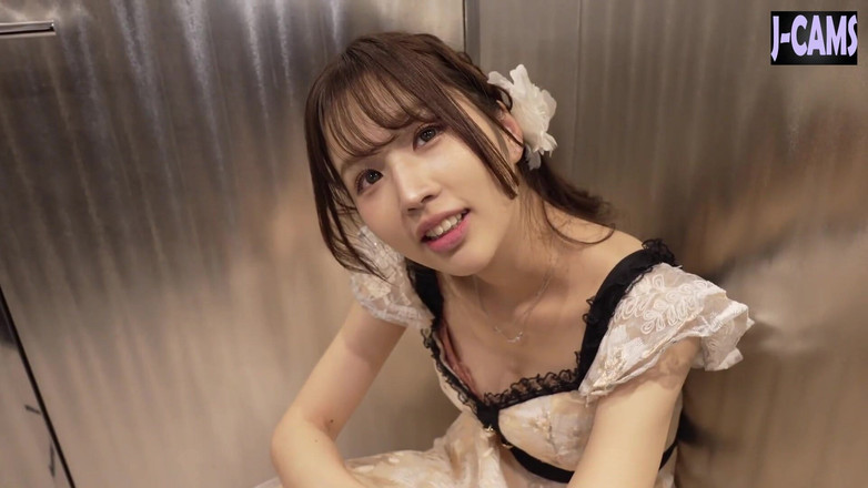 J-Cams: Ella, Rima Arai desarecibe la noche con fuego silencioso. - 4