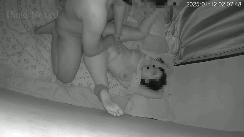 Pinki Roxxxk: Domaltarak sikişiyor prezervatif koyarak