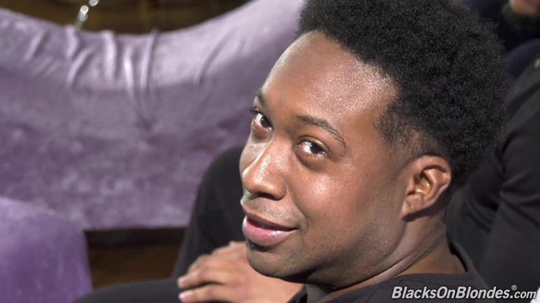 Blacks On Blondes: La plantureuse Skylar Vox a besoin d'une assistante et d'une...