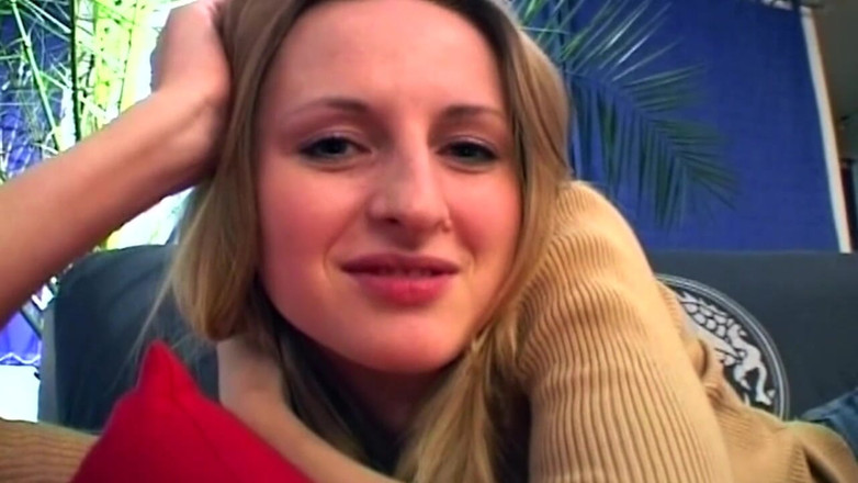 Onlyxfans: Blonde Babe Gets Fingered Deep in Steamy Couch Session