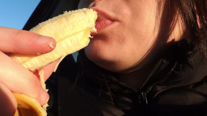 AmayaMori: Adik tiri India saya menghisap pisang di dalam kereta dan...