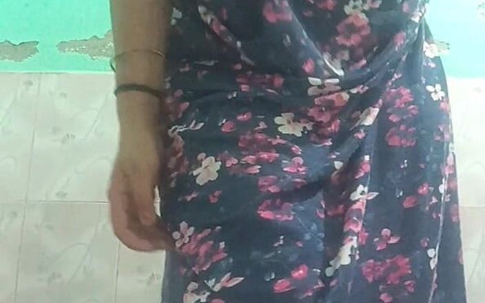NaughtyWings: Maxi muncrat sambil bugil, mamerin semua fantasi mesumnya di kamar...