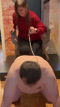 Domlady Mia biedt op aanvraag bdsm-video's op maat aan