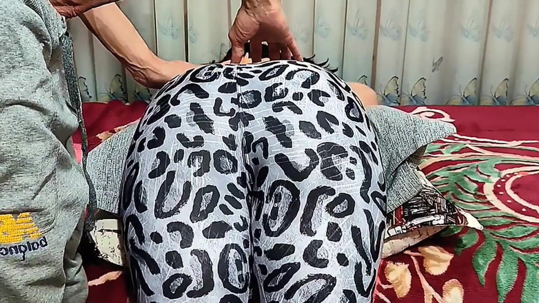 Nadia Nada: Ibu tiriku latihan yoga waktu dia minta aku pijat punggungnya.