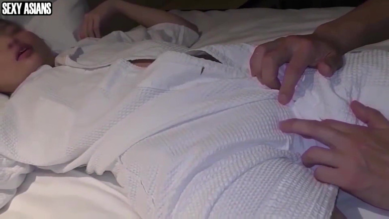 Asian cutie: Une femme mariée fragile et mince oublie tout en tombant...